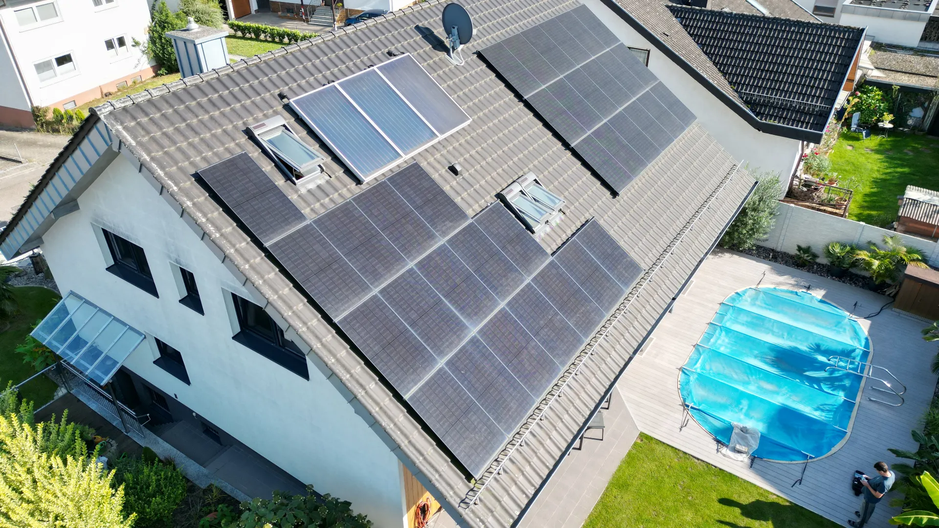 Vorführanlage WMEE – Dachansicht mit großer PV-Belegung und Pool